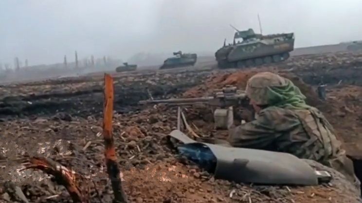 Američtí obrněnci v akci. Ukrajinci ukázali útok na ruské pozice u Bachmutu
